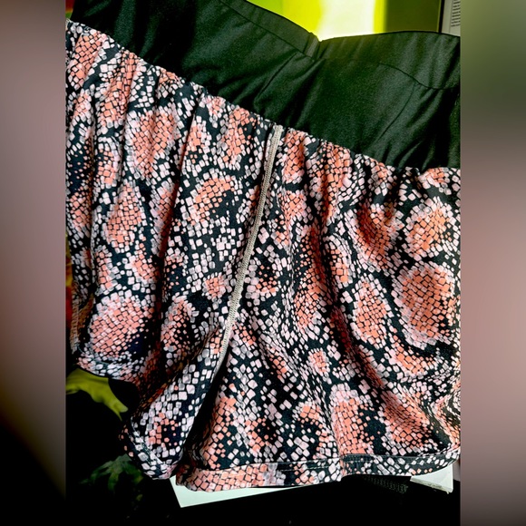 Fabletics Olesia Shine Short, Black Shine/Byzantine Posie - Picture 5 of 6